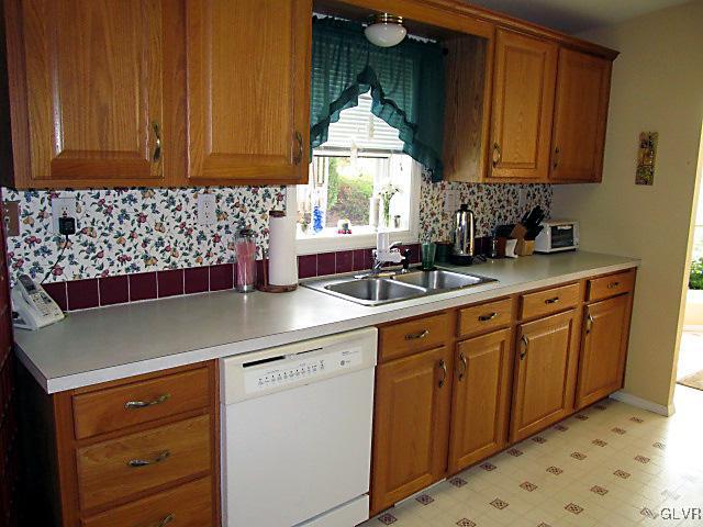 31 Abbey Road Easton, PA 18040 - Photo 9 of 20 Lots of cabinet space.