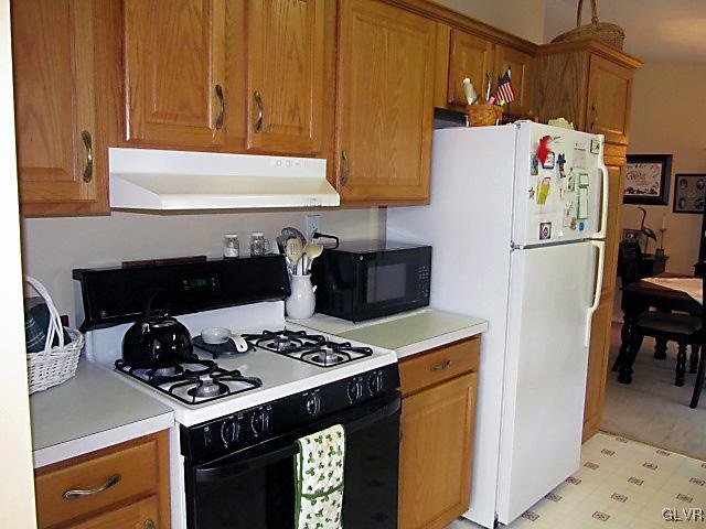 31 Abbey Road Easton, PA 18040 - Photo 10 of 20 Gas stove. Fridge negotiable.