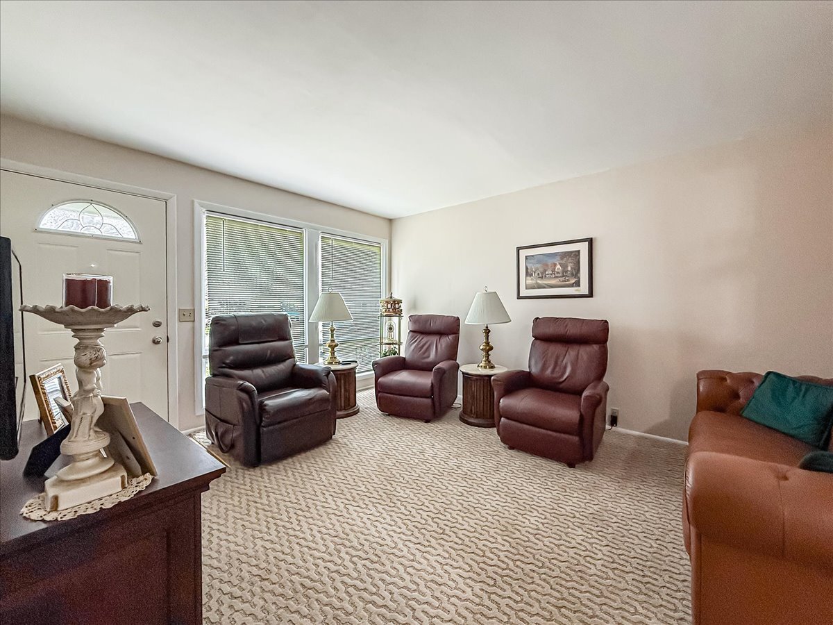 1612 Cornell Drive Champaign, IL 61821 - Photo 3 of 28 a living room with furniture