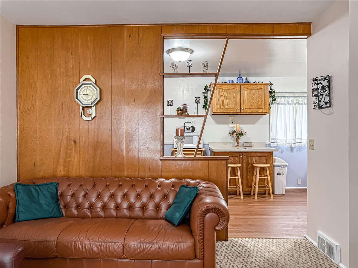 1612 Cornell Drive Champaign, IL 61821 - Photo 5 of 28 a living room with furniture