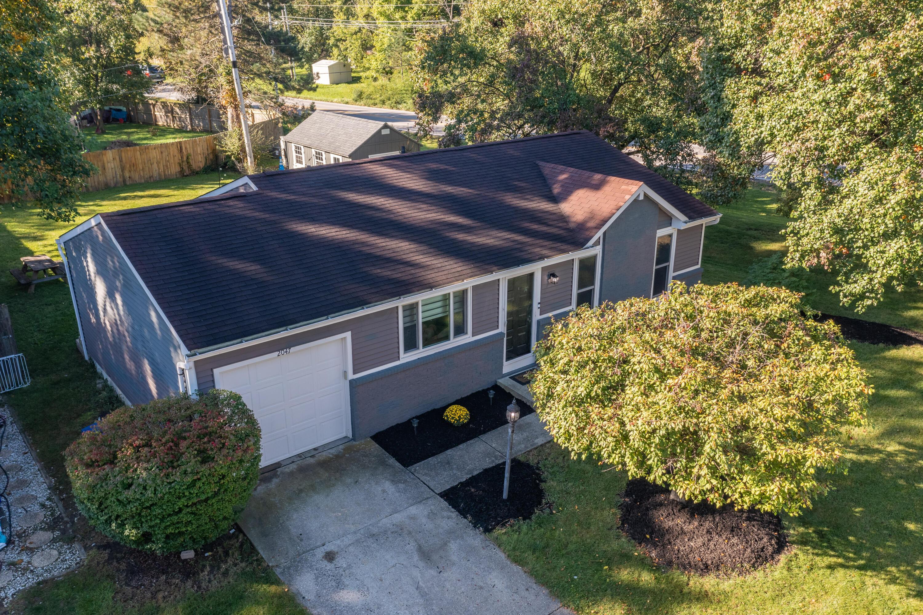2047 Wolverhampton Road Powell, OH 43065 - Photo 2 of 33 002