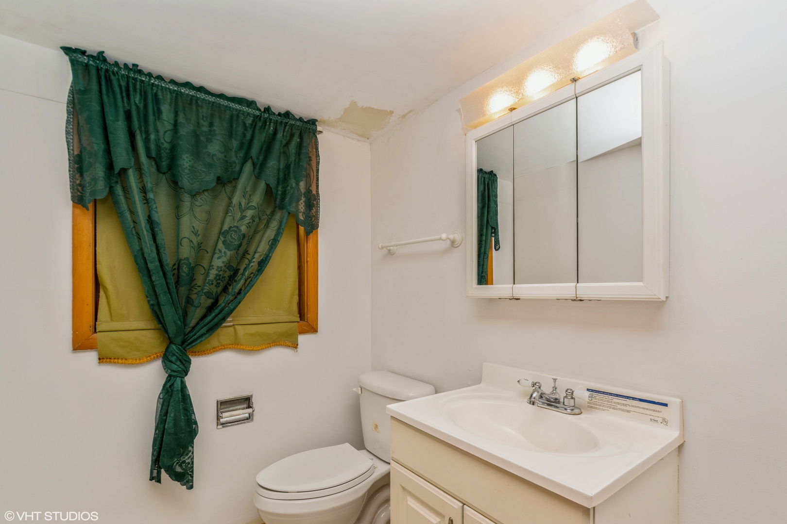 18017 Ravisloe Terrace Country Club Hills, IL 60478 - Photo 4 of 10 a bathroom with a sink a toilet and a mirror