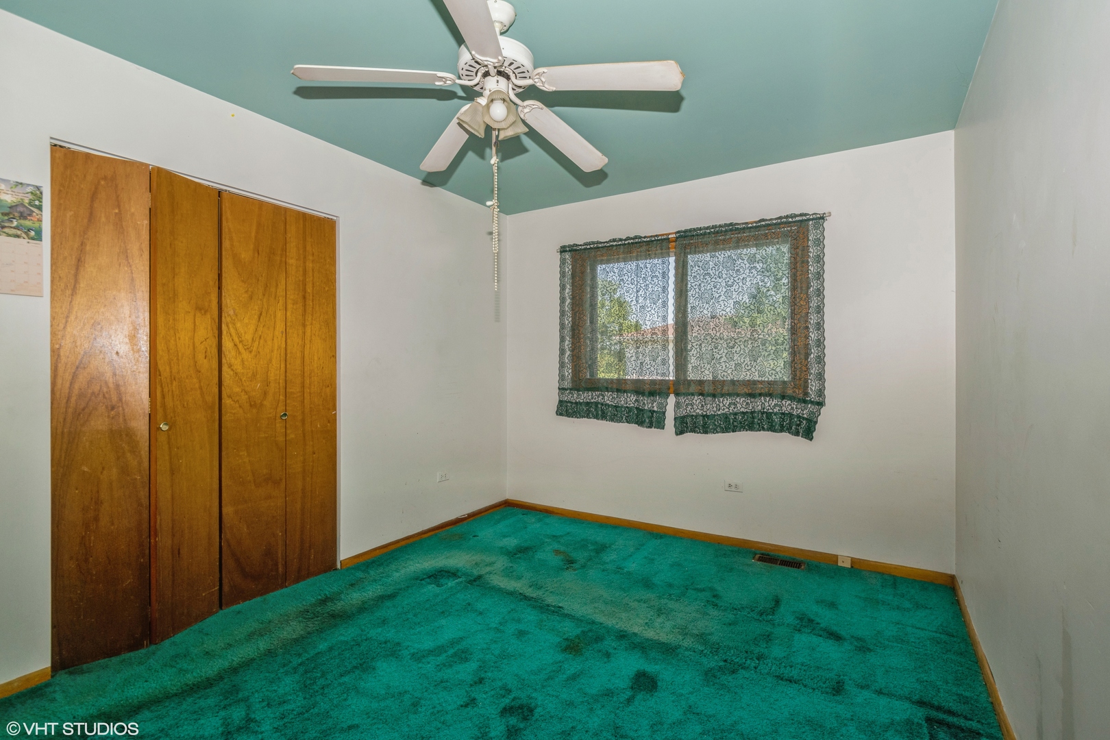 18017 Ravisloe Terrace Country Club Hills, IL 60478 - Photo 7 of 10 a view of an empty room with a window