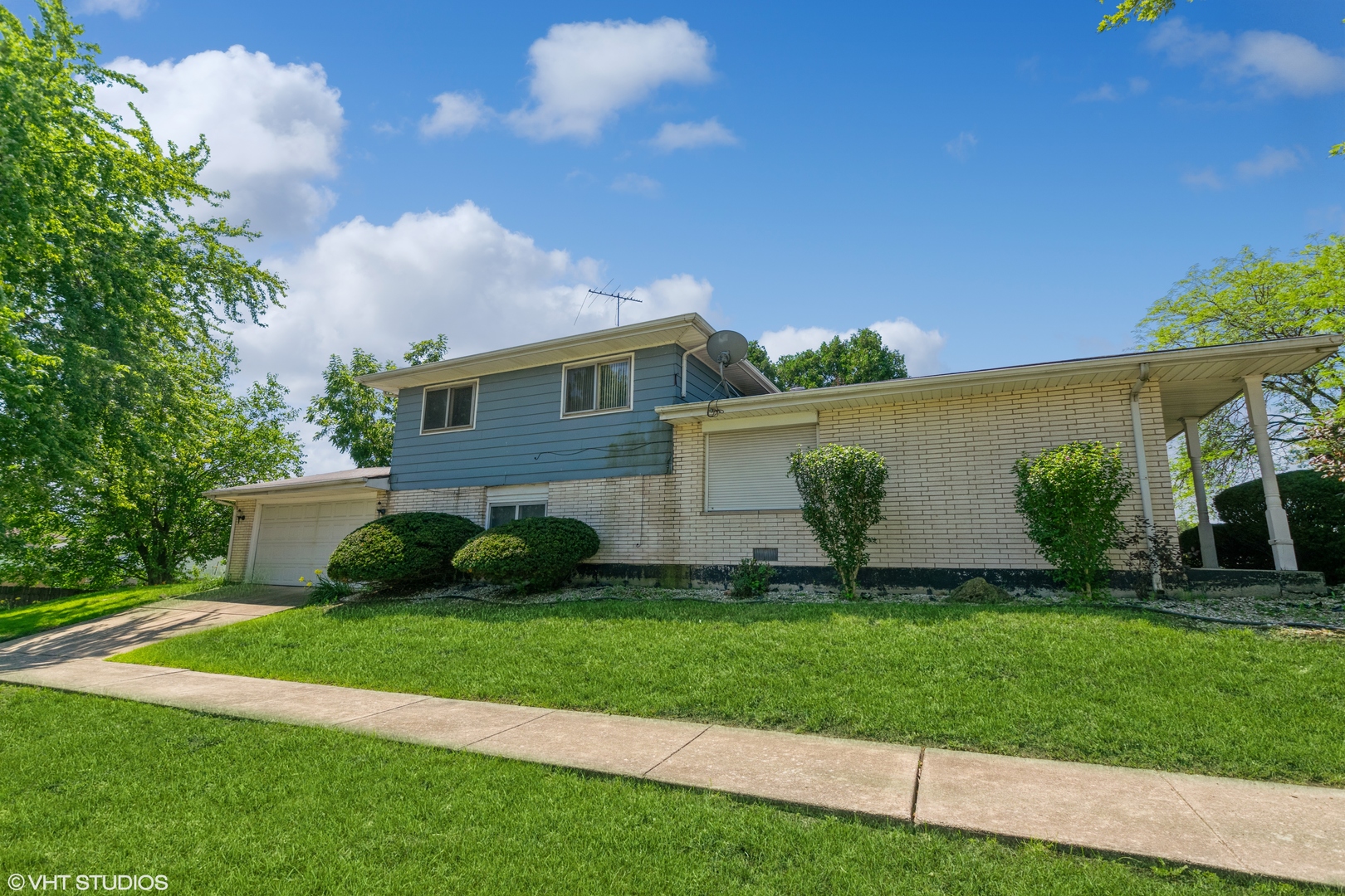 18017 Ravisloe Terrace Country Club Hills, IL 60478 - Photo 9 of 10 a view of a house with a yard and plants