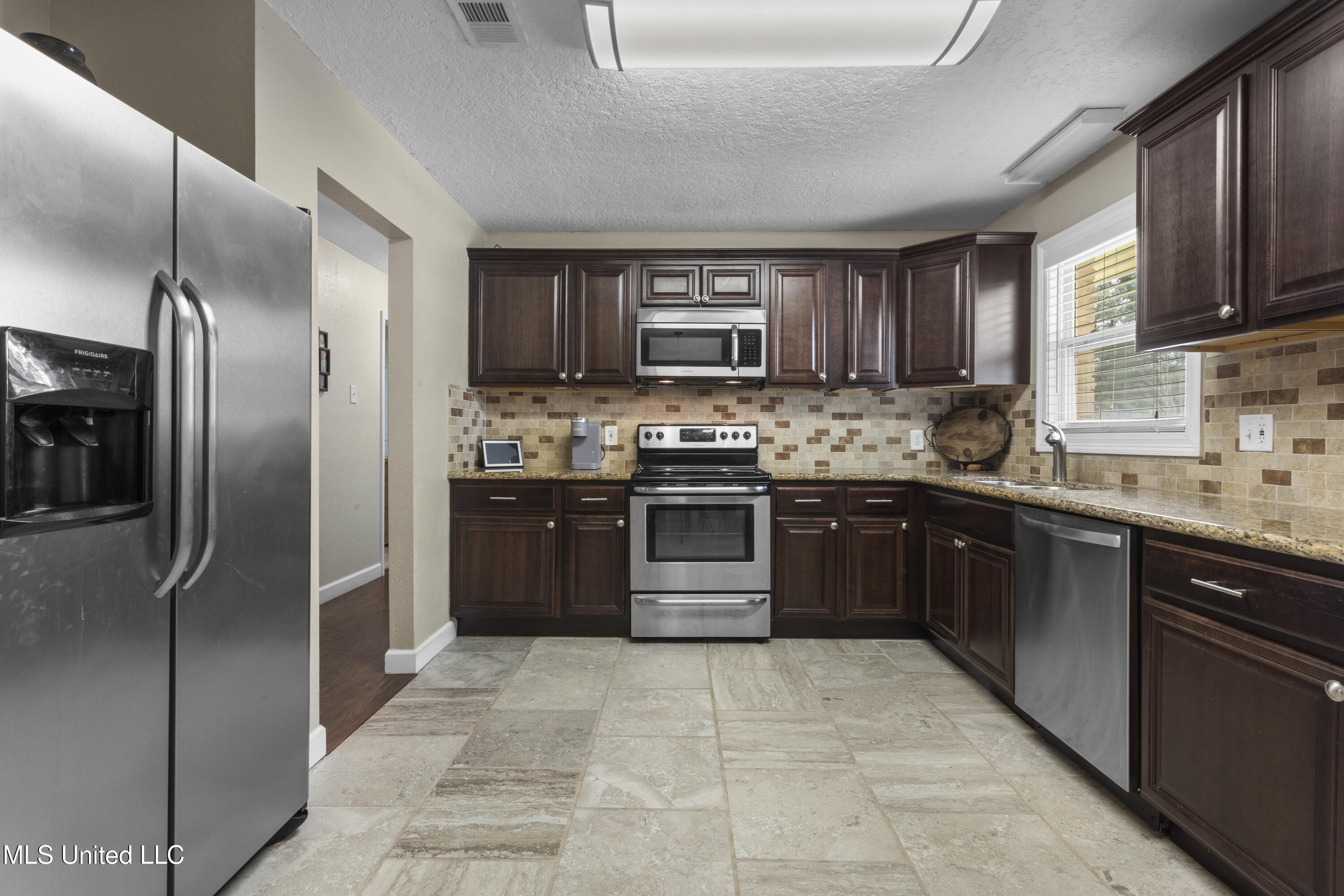 14199 Dundeewood Road Biloxi, MS 39532 - Photo 11 of 30 011 (55)