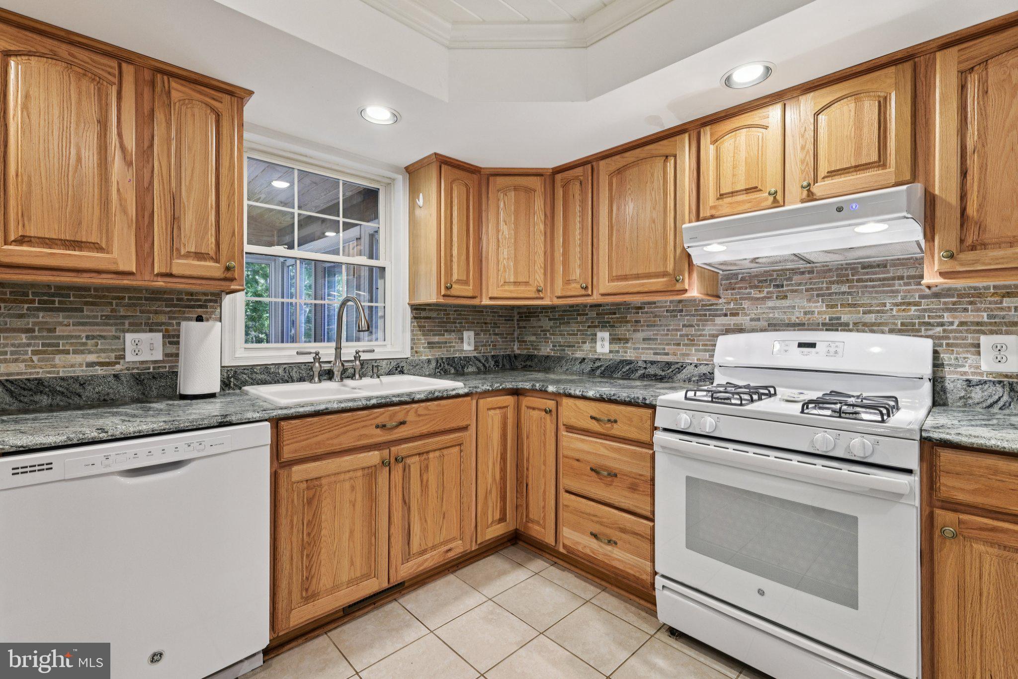238 Washington Street Locust Grove, VA 22508 - Photo 15 of 42 Granite Countertops with Backsplash