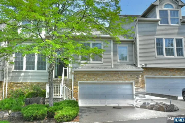 $878,000 | 3 Skyview Drive, North Haledon, NJ 07508