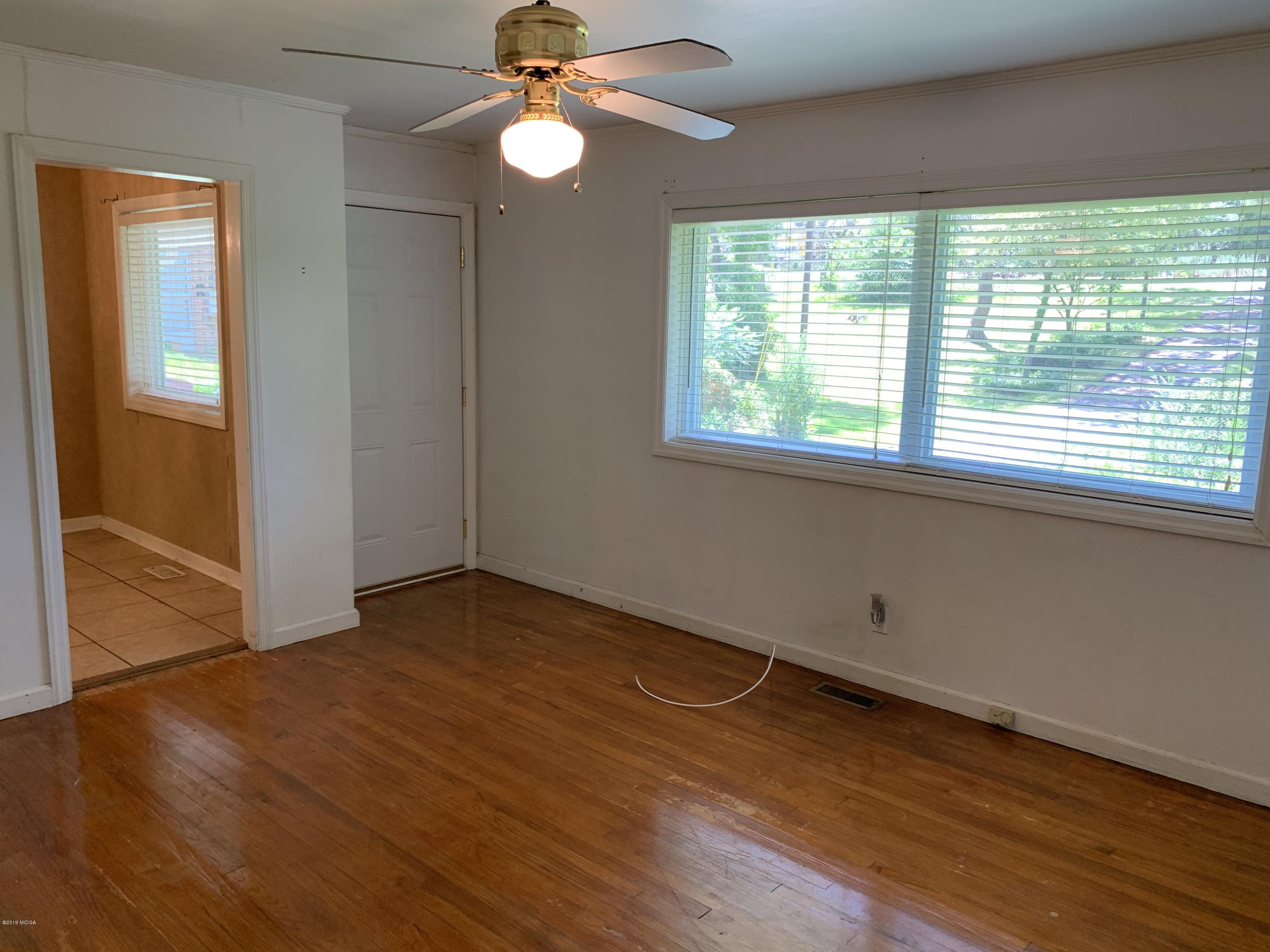 553 Forest Hill Road Macon, GA 31210 - Photo 4 of 16 Living Room