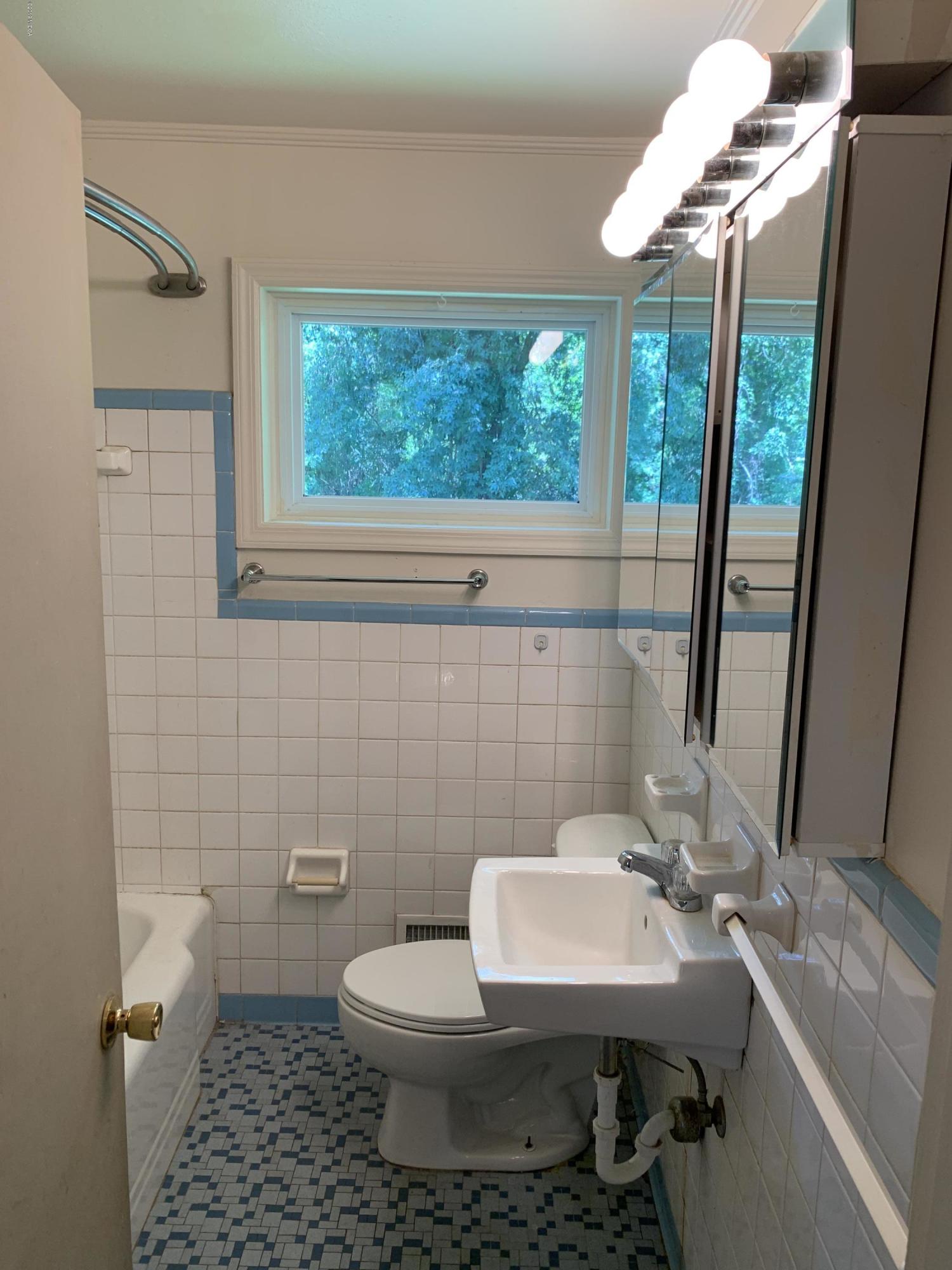 553 Forest Hill Road Macon, GA 31210 - Photo 7 of 16 Guest Bathroom