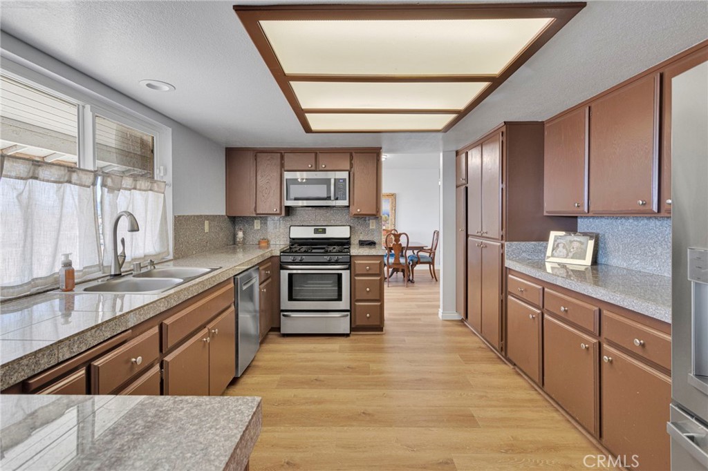 22337 Waalew Road Apple Valley, CA 92307 - Photo 14 of 37