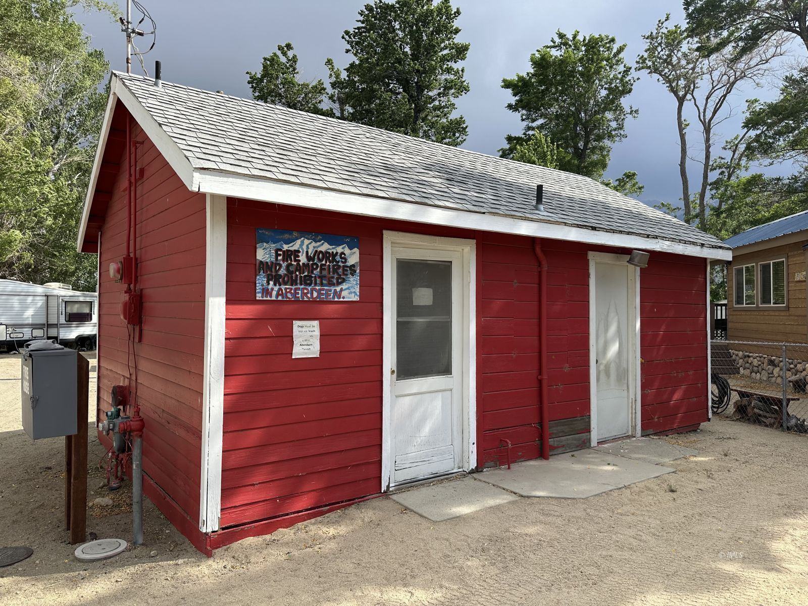 150 Tinnemaha Road, Unit C2 Big Pine, CA 93513 - Photo 22 of 28 a view of a house with tub and garage