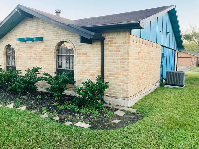 a view of house with backyard