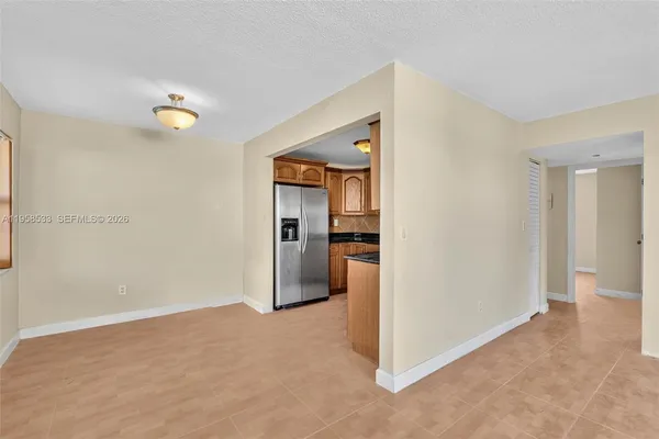a view of a big room with closet and windows