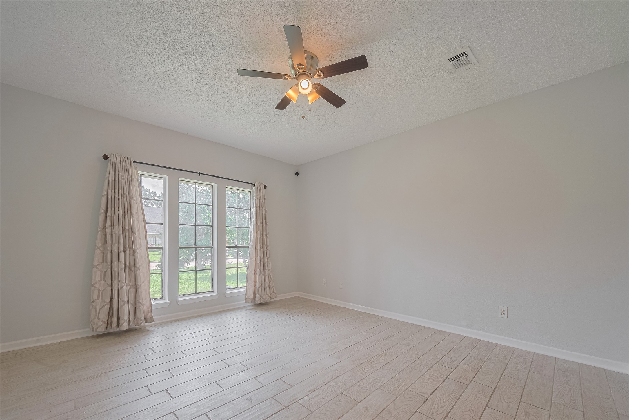 5210 Holly View Drive Houston, TX 77091 - Photo 16 of 31 Large primary bedroom located on 1st floor!