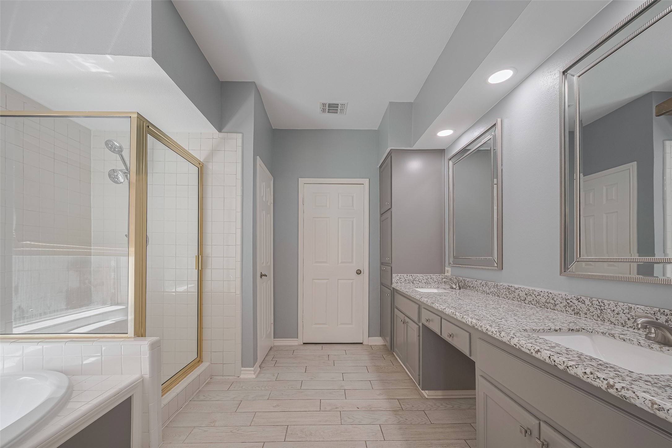 5210 Holly View Drive Houston, TX 77091 - Photo 18 of 31 Large primary bath with seperate tub/shower.