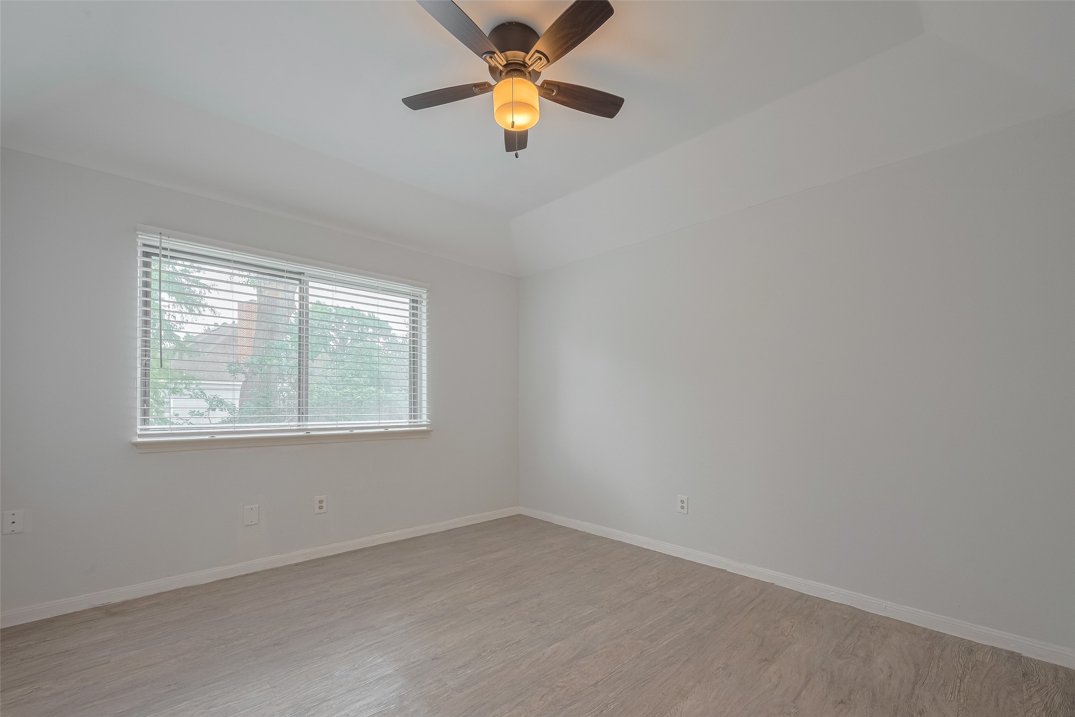 5210 Holly View Drive Houston, TX 77091 - Photo 27 of 31 Another view of Bedroom#4.