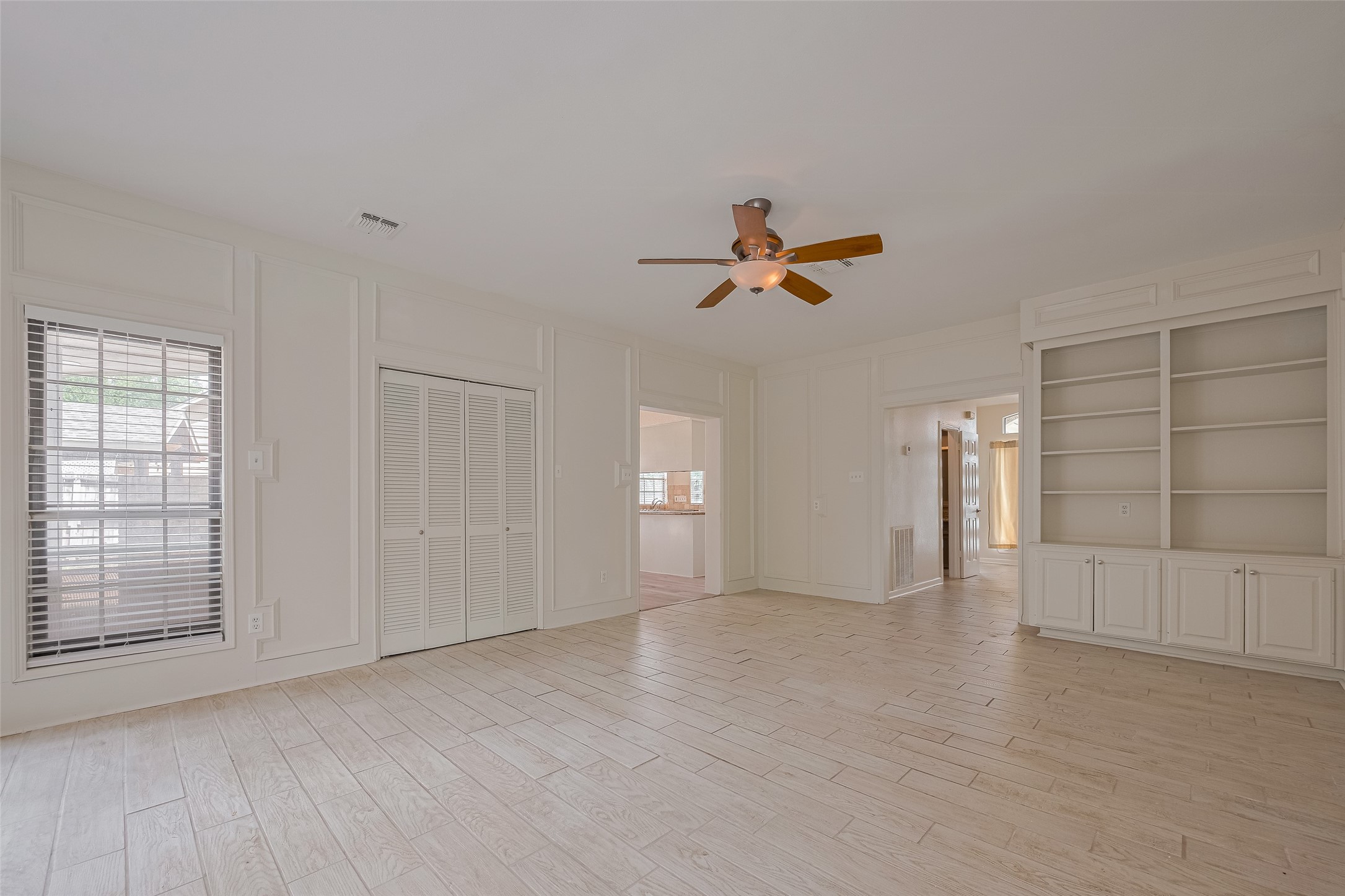 5210 Holly View Drive Houston, TX 77091 - Photo 5 of 31 Family Room view #3 with built-in bookshelves.