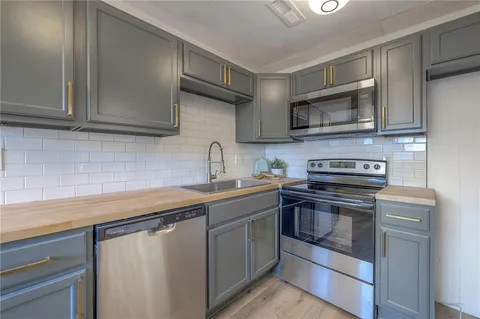 $199,900 | 107 South Claremont Avenue, Independence, MO 64054