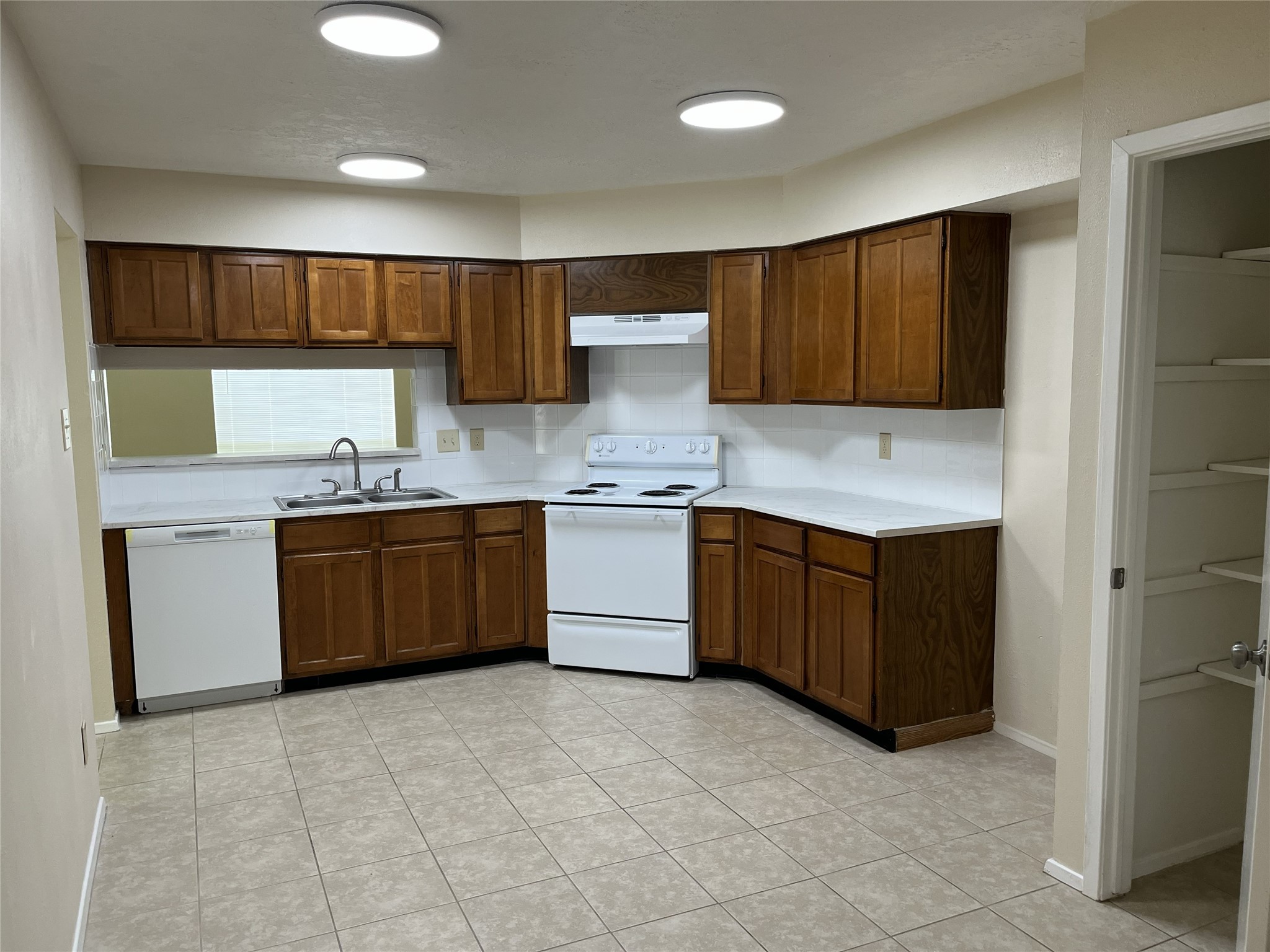 21310 Bridgepoint Lane Spring, TX 77388 - Photo 3 of 8 Kitchen-breakfast combo