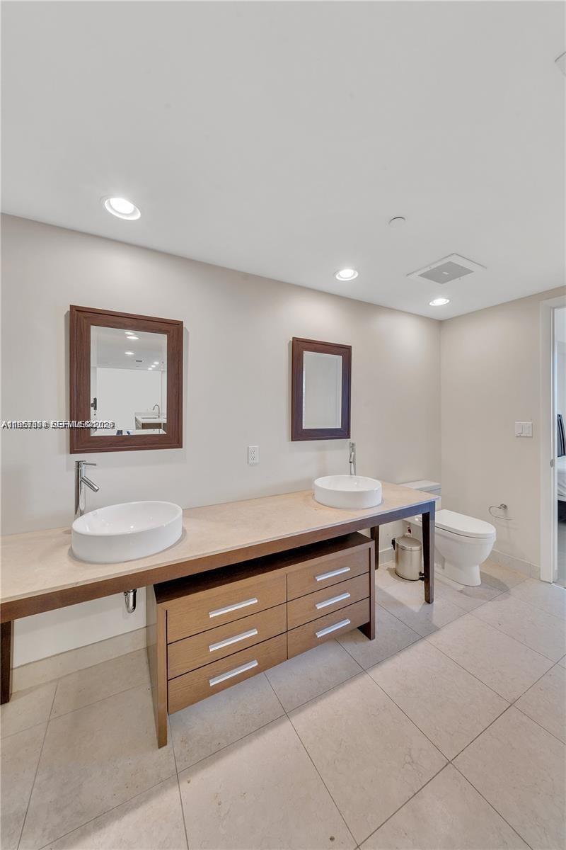 475 Brickell Avenue, Unit 4211 Miami, FL 33131 - Photo 8 of 10 a room with gym equipment