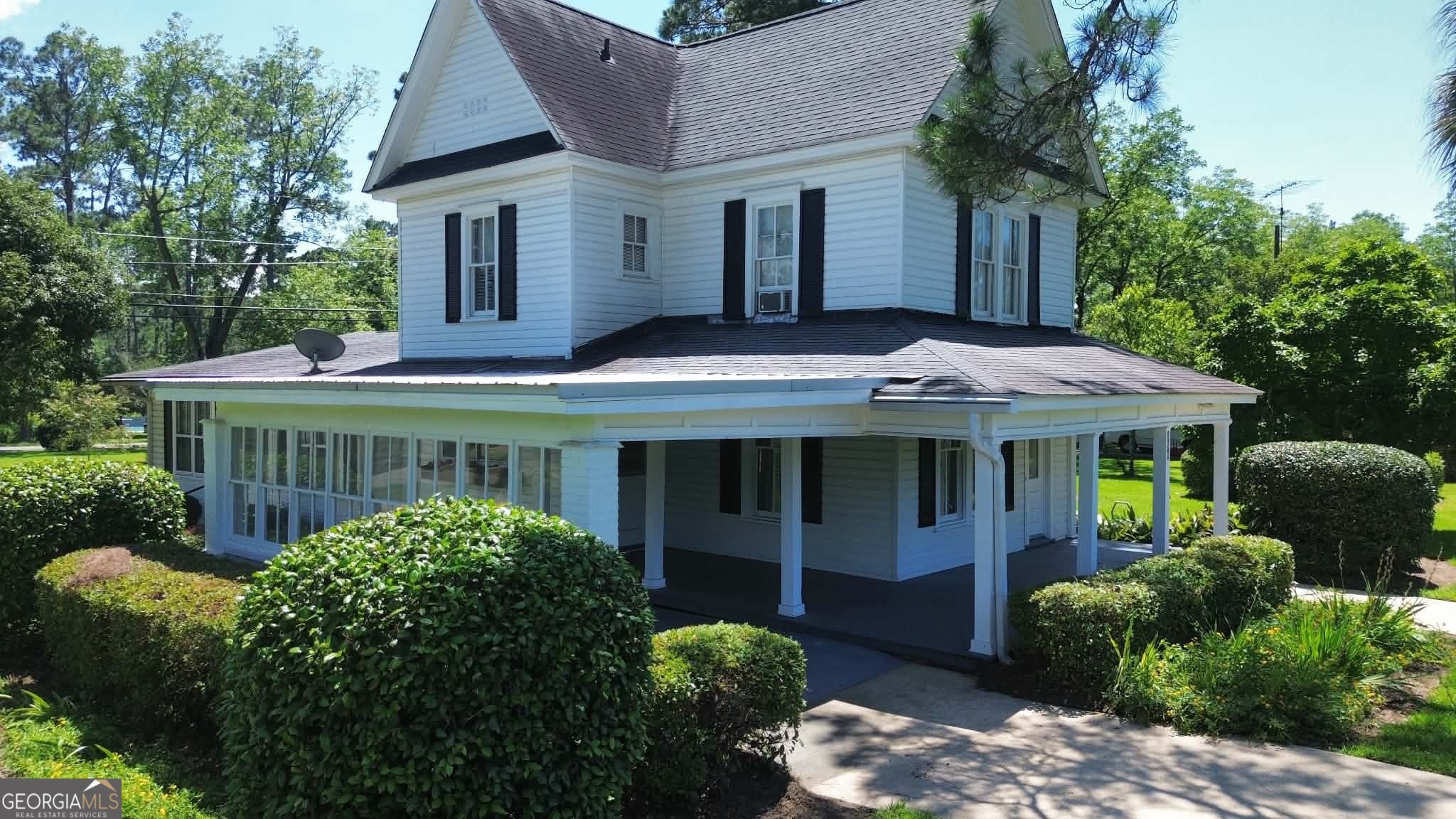 156 10 Mile Road Fitzgerald, GA 31750 - Photo 5 of 43 a front view of a house with garden