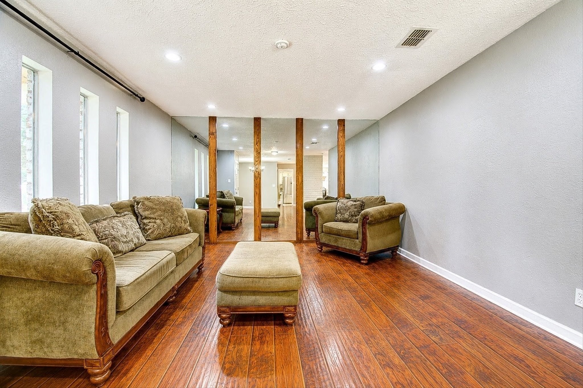 1907 Round Spring Drive Houston, TX 77339 - Photo 6 of 39 Gallery Image 6