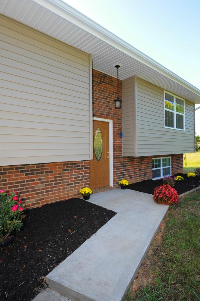 1225 West Hunt Road Maryville, TN 37801 - Photo 3 of 32 Come inside this pretty home!