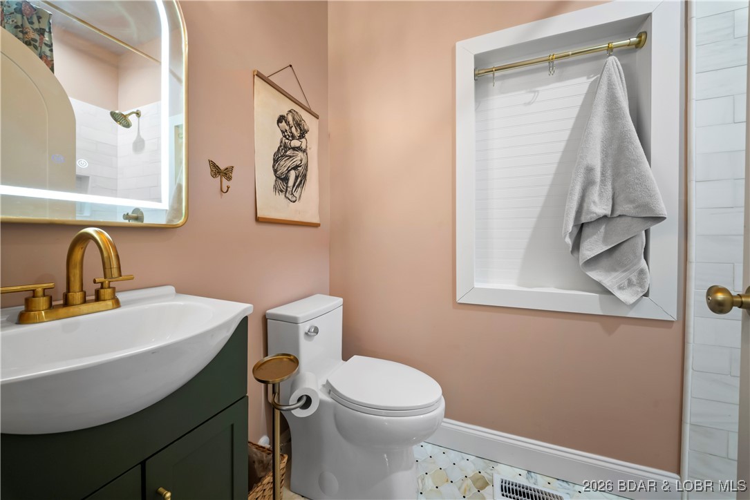 21255 Lark Road Lebanon, MO 65536 - Photo 23 of 75 Main Level Full Bathroom