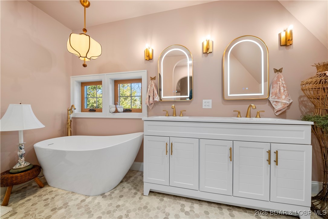 21255 Lark Road Lebanon, MO 65536 - Photo 42 of 75 Master Bathroom w/ Large Soak Tub & Double Vanity