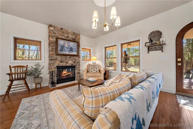 $973,000 | 21255 Lark Road, Lebanon, MO 65536