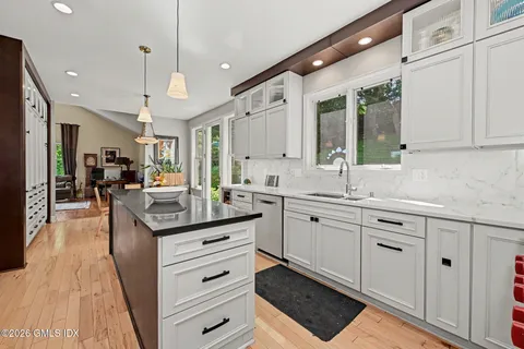 $1,895,000 | 39 Glenville Street, Greenwich, CT 06831