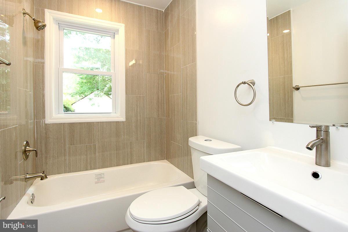 1515 Gridley Lane Silver Spring, MD 20902 - Photo 15 of 28 Bath