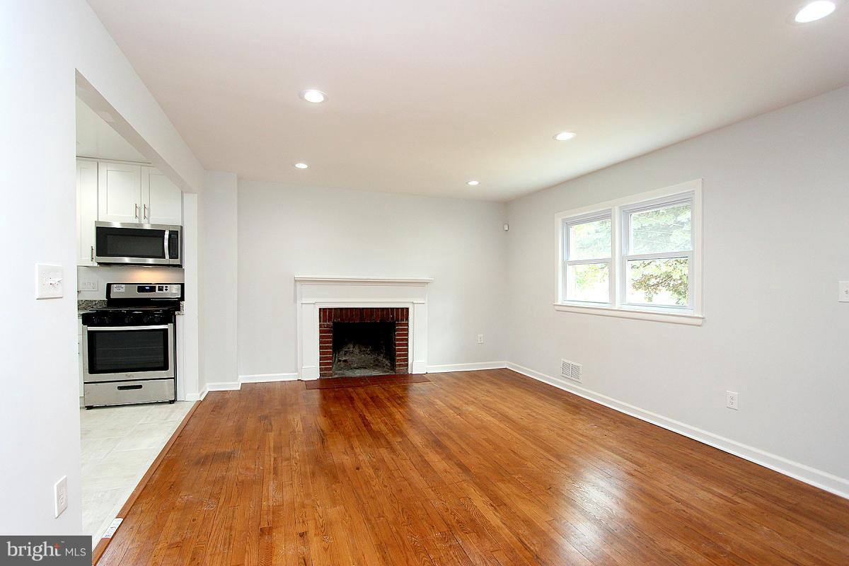 1515 Gridley Lane Silver Spring, MD 20902 - Photo 4 of 28 Living Room