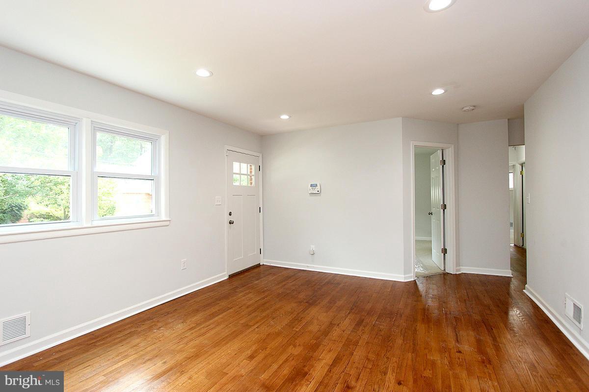 1515 Gridley Lane Silver Spring, MD 20902 - Photo 5 of 28 Living Room