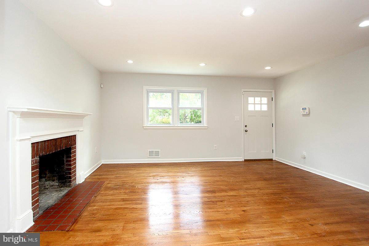 1515 Gridley Lane Silver Spring, MD 20902 - Photo 6 of 28 Living Room