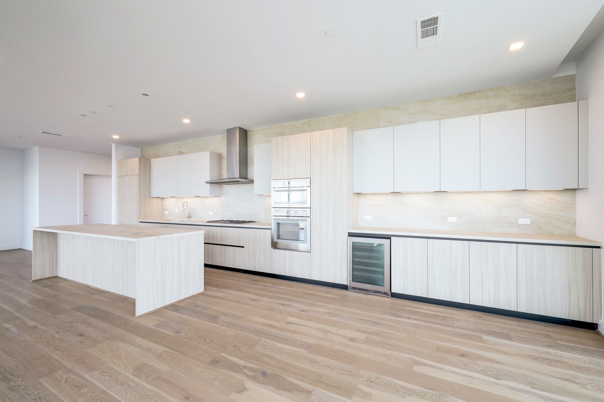 1711 Allen Parkway, Unit 2001 Houston, TX 77019 - Photo 3 of 33 Chefs kitchen and separate dining area.