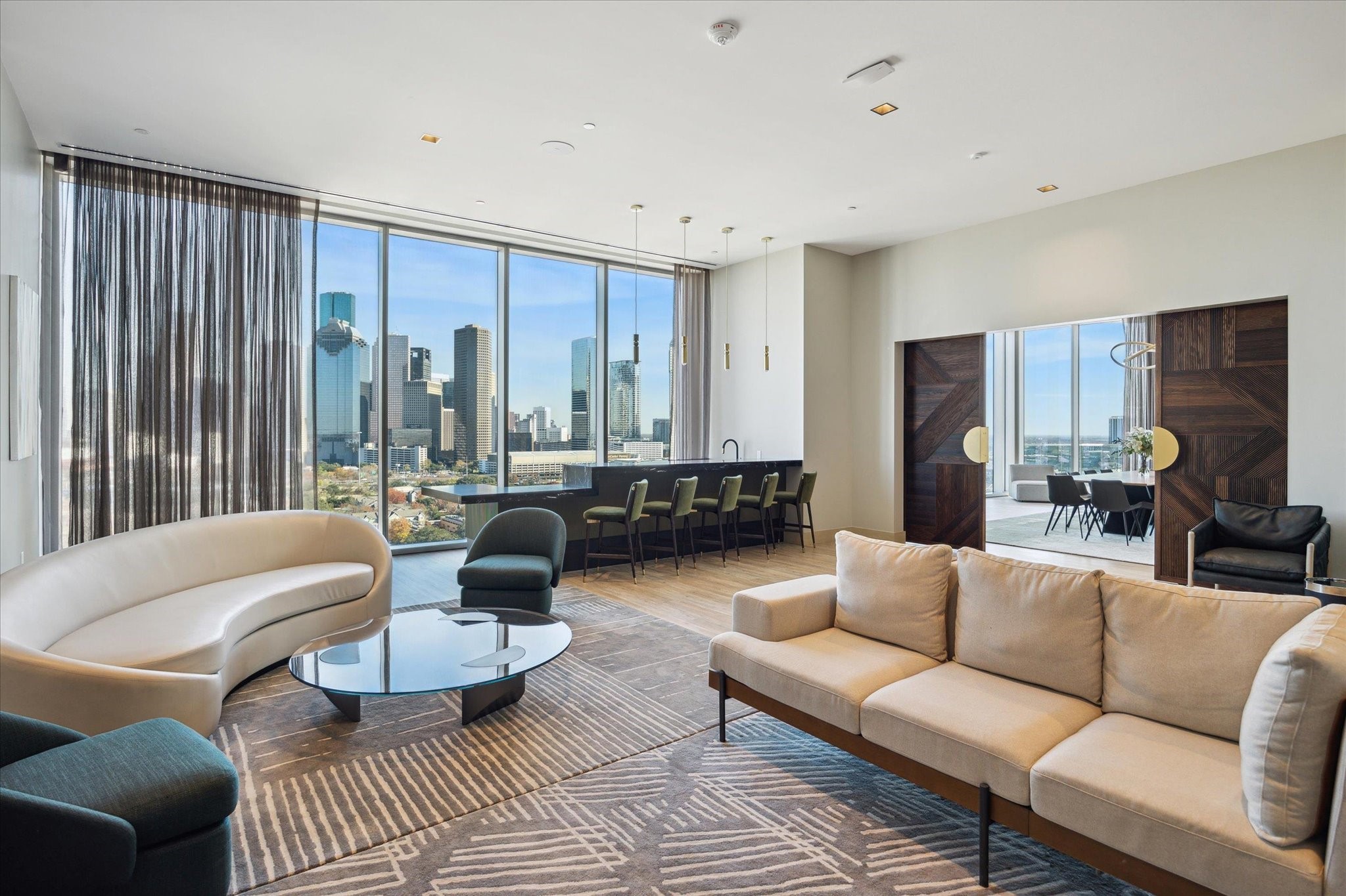 1711 Allen Parkway, Unit 2001 Houston, TX 77019 - Photo 10 of 33 Residences at the Allen community room.