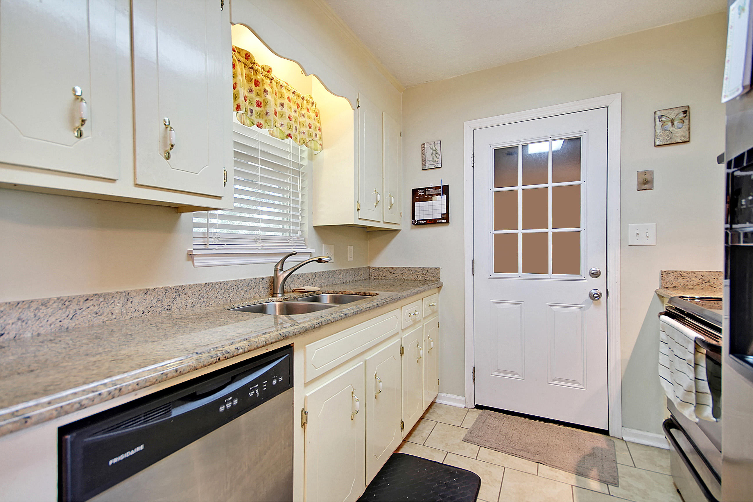 1535 Royle Road Summerville, SC 29486 - Photo 6 of 27 IMG_5452_IMG_5455 copy