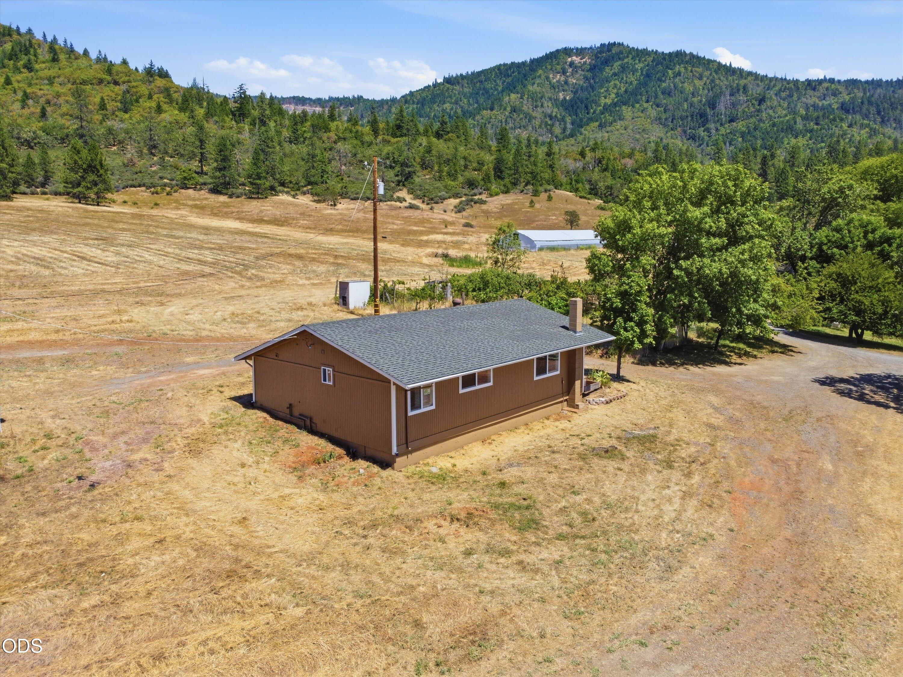 8960 North Applegate Road Grants Pass, OR 97527 - Photo 28 of 37