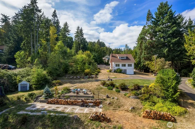 a view of a house with a yard