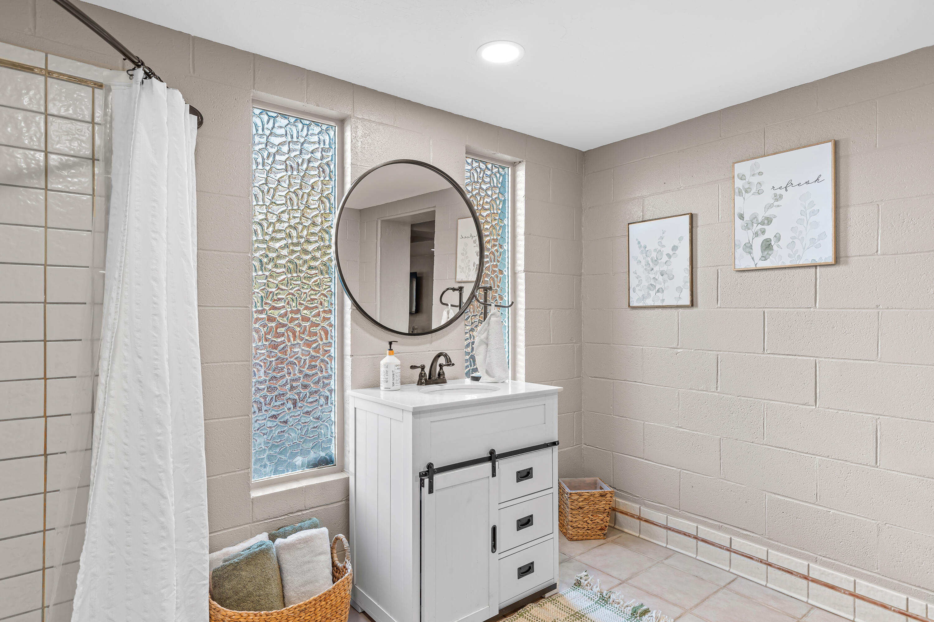 3010 Sylvia Road Central Point, OR 97502 - Photo 37 of 65 a bathroom with a sink a toilet and a mirror