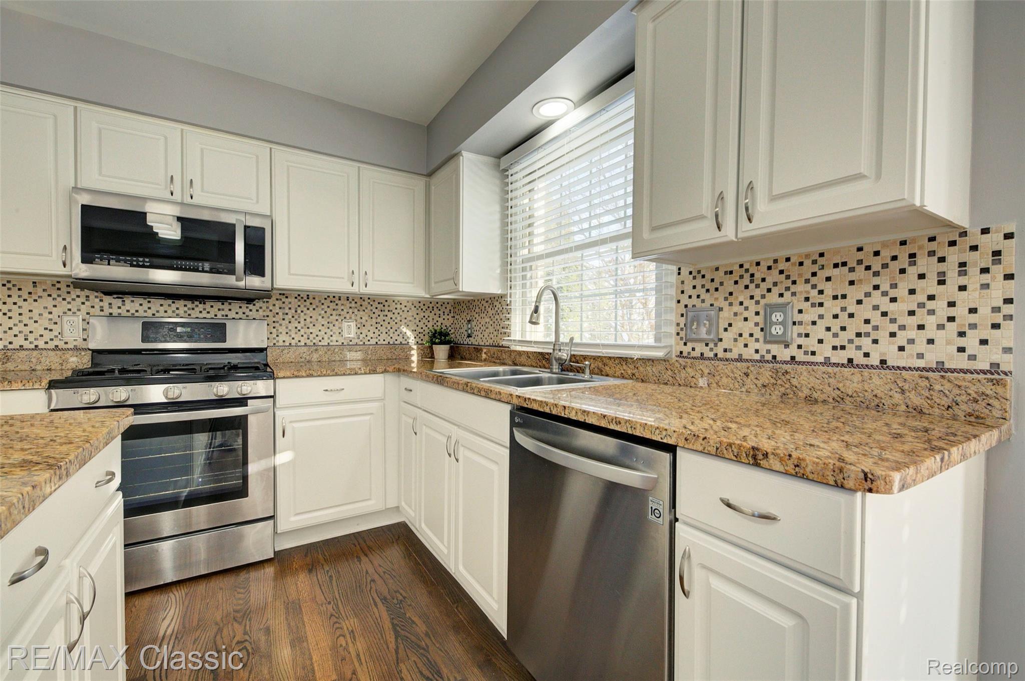 1014 Pointe Pl Boulevard Rochester, MI 48307 - Photo 27 of 80 930A3198_199_200.jpg