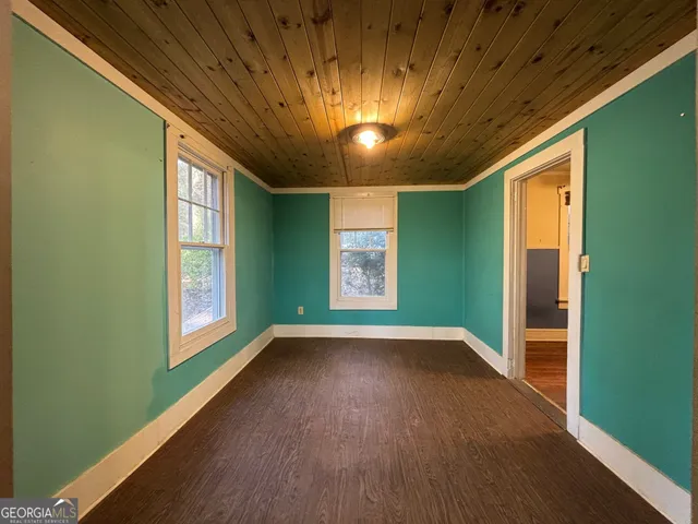 a view of empty room with window