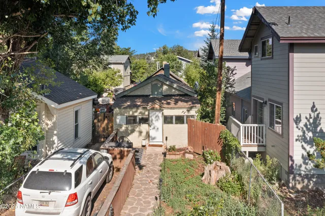 a view of a house with a yard