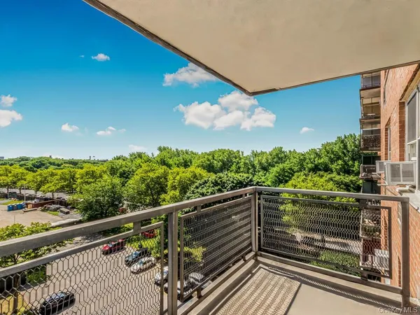 $289,000 | 820 Boynton Avenue, Unit 7A | Soundview
