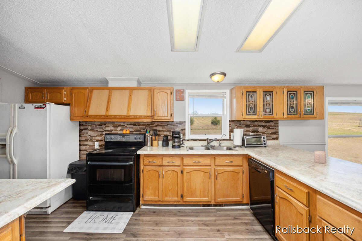 11752 Almy Road Lakeview, MI 48850 - Photo 5 of 20 IMG_1005