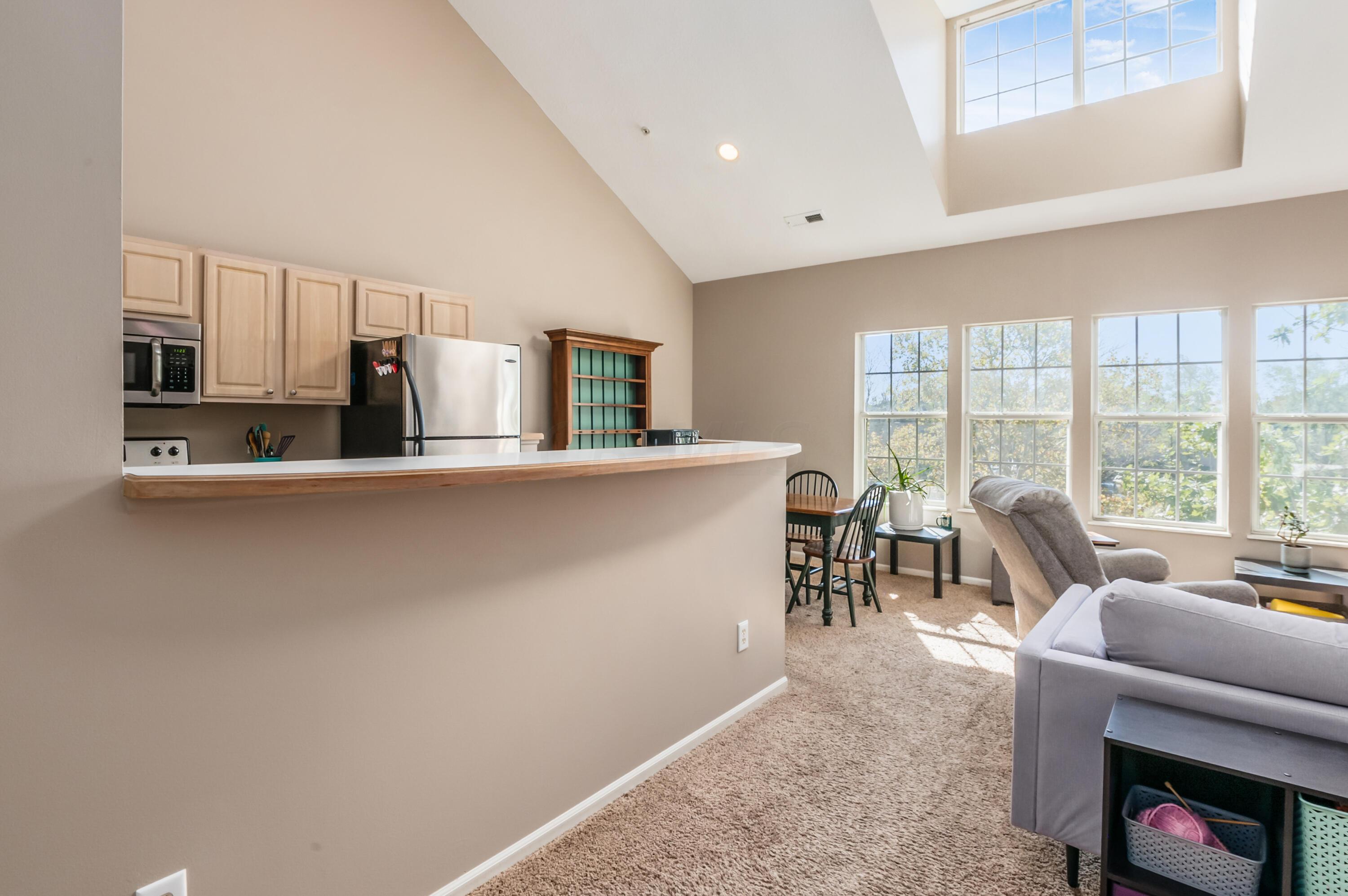 6142 Inishmore Lane Dublin, OH 43017 - Photo 9 of 22 Great Room 6142 Inishmore Ln