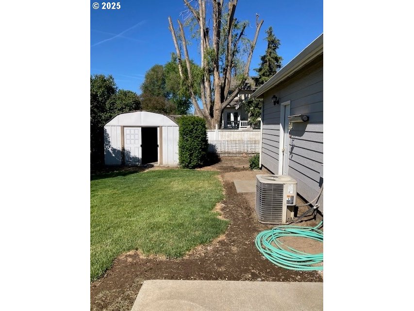 3202 Northeast Riverside Avenue Pendleton, OR 97801 - Photo 14 of 22 a front view of a house with garden