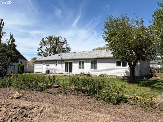 3202 Northeast Riverside Avenue Pendleton, OR 97801 - Photo 15 of 22 a front view of a house with a yard