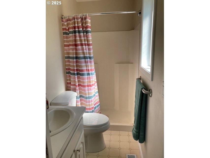 3202 Northeast Riverside Avenue Pendleton, OR 97801 - Photo 10 of 22 a bathroom with a toilet and a shower
